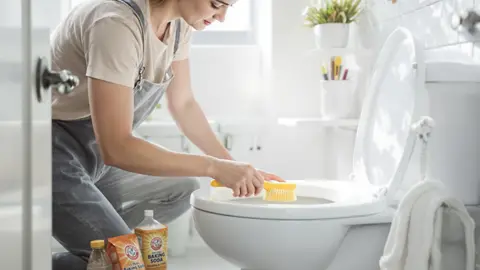 Odstráňte vodný kameň z toalety za 10 minút s týmito 5 tipmi zadarmo, bez drahých chemikálií